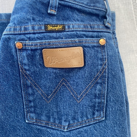 Wrangler cowboy cut jeans in medium wash. - Picture 6 of 10